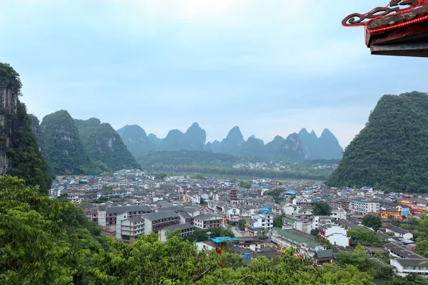 Yangshuo cidade do condado ao entardecer — Fotografia de Stock