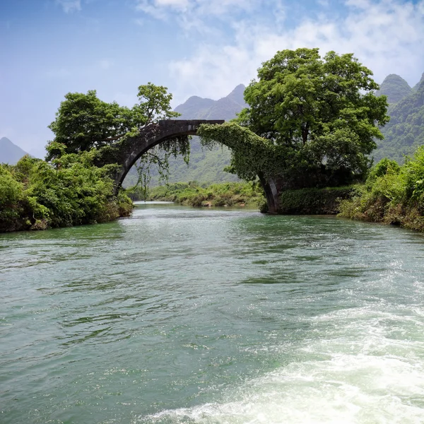 Alte Steinbogenbrücke — Stockfoto