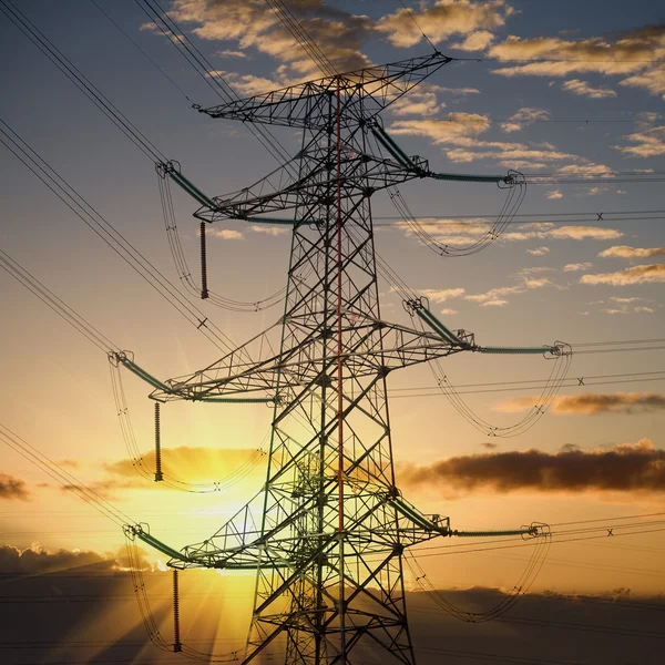 Torre de energía en la puesta del sol —  Fotos de Stock