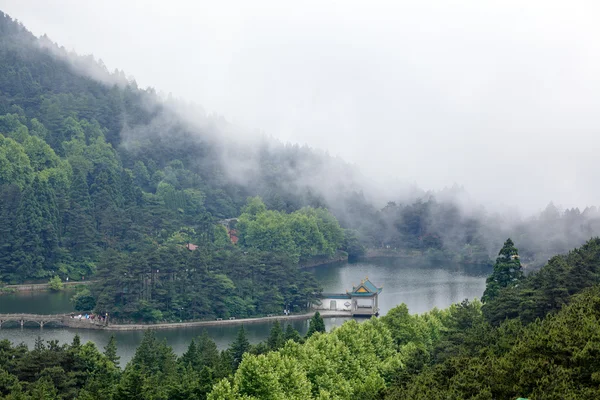 Wolken und Nebel treiben im See — Stockfoto