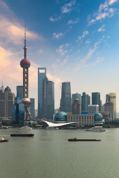 Shanghais skyline med solnedgång — Stockfoto