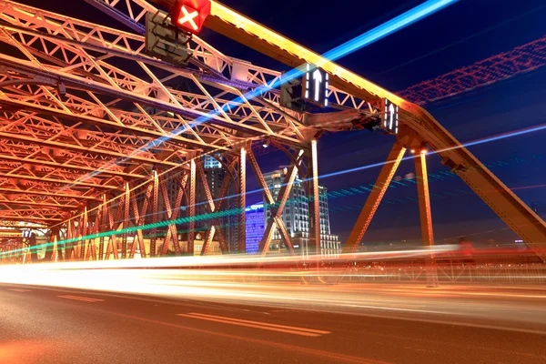 Tráfego noturno em ponte jardim shanghai — Fotografia de Stock