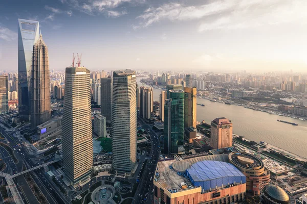 Metrópolis moderna de Shanghai al atardecer — Foto de Stock