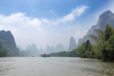 Lijiang nehirde puslu ve bulut