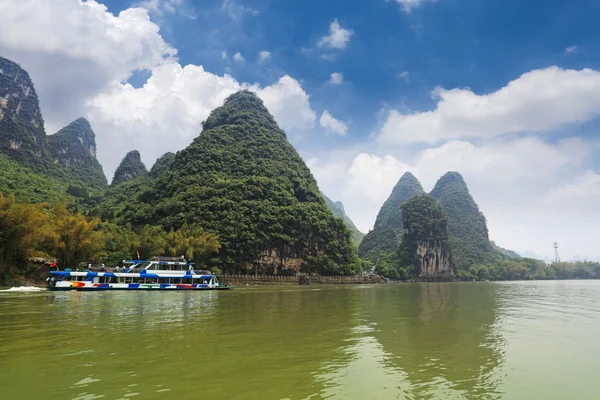 Łódka przyjemności w rzece lijiang — Zdjęcie stockowe