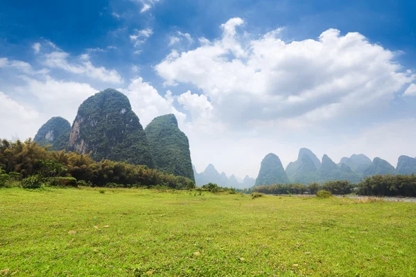 Guilin landschap onder de hemel — Stockfoto