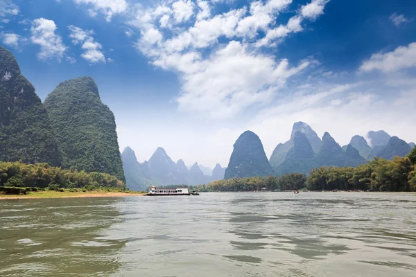 Piękne krajobrazy góry krasowych w rzece lijiang — Zdjęcie stockowe