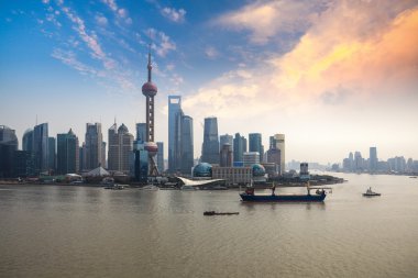 Skyline günbatımı kızdırma ile shanghai