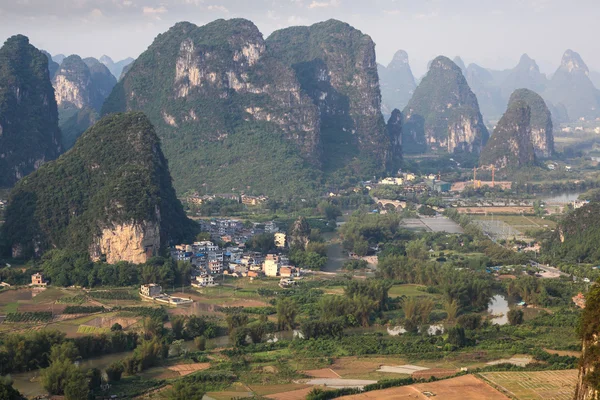 在阳朔的美丽喀斯特山区 — 图库照片