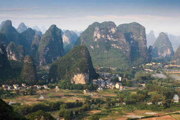 Cenário rural chinês de montanha de carste — Fotografia de Stock