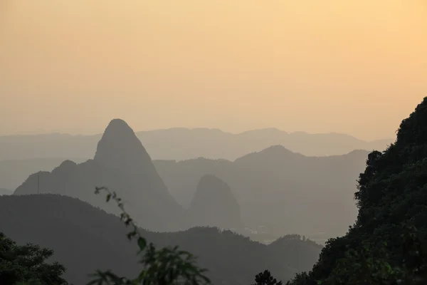 在黄昏的喀斯特山风景 — 图库照片