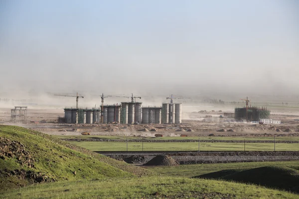 Ocupado canteiro de obras no deserto — Fotografia de Stock