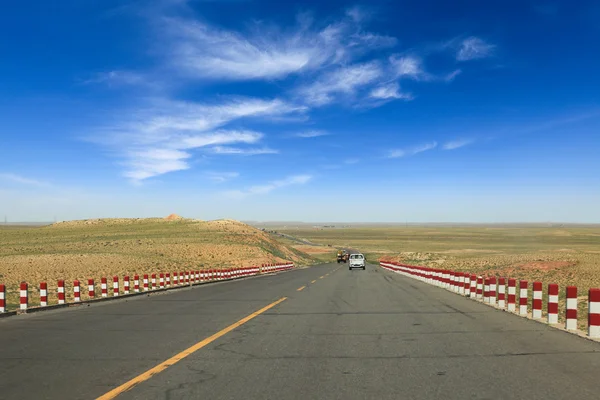 Droga pustyni, rozciągający się na horyzoncie — Zdjęcie stockowe