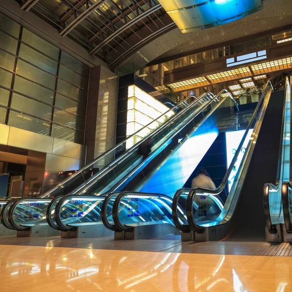 Rolltreppen in der Lobby in der Nacht — Stockfoto