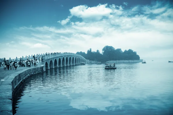 Diecisiete arco puente en beijing palacio de verano — Foto de Stock