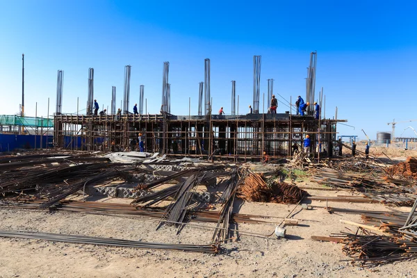 Local de construção sob o céu azul — Fotografia de Stock