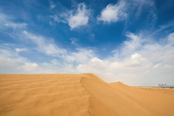 砂の砂漠と市 — ストック写真