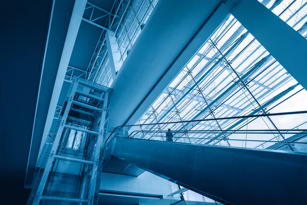 Escaleras mecánicas en la moderna terminal del aeropuerto — Foto de Stock