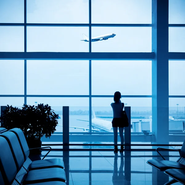 Passagier silhouet in luchthaven Rechtenvrije Stockafbeeldingen