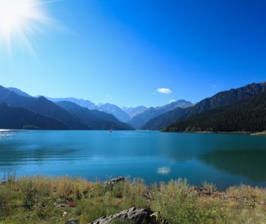 Güneş altında Heavenly Gölü