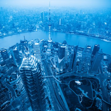alacakaranlıkta mavi tonu ile shanghai