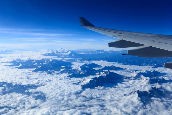 Plane wing and the himalayas — Stock Photo, Image