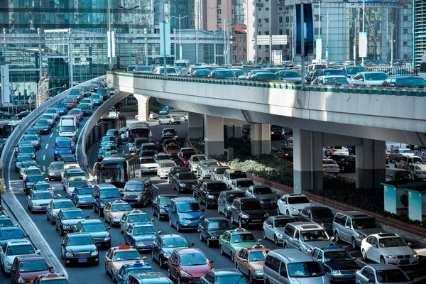 Gépkocsi forgalmi torlódások, a reggeli csúcsforgalom — Stock Fotó