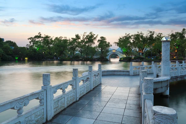 Banyan lake in de schemering — Stockfoto