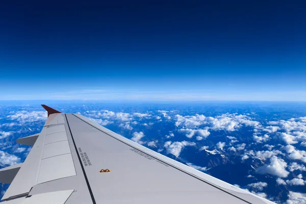 하늘에 항공기 날개 — 스톡 사진