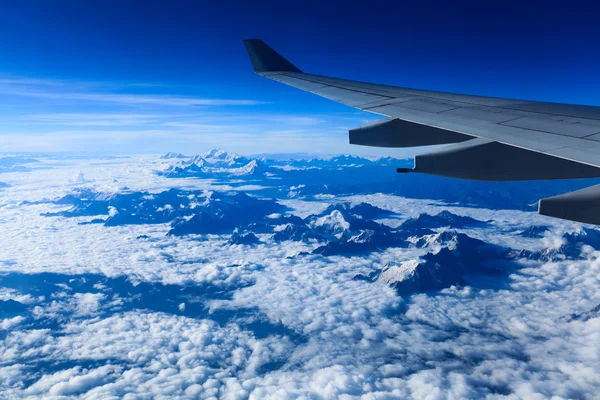 Skrzydła samolotu w Himalajach — Zdjęcie stockowe