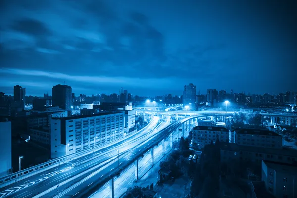 Viadukt bij dageraad met blauwe Toon — Stockfoto