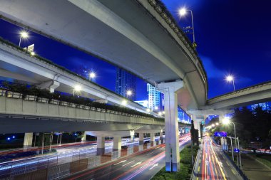 gece viyadük trafik