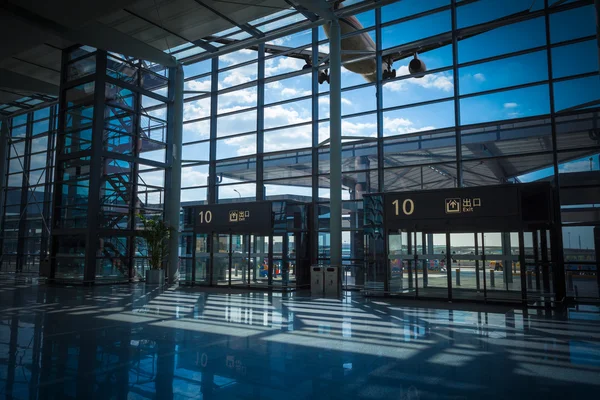 Airport terminal exit and flight — Stock Photo, Image