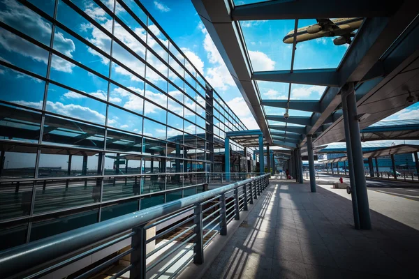 Aereo sul moderno terminal dell'aeroporto — Foto Stock