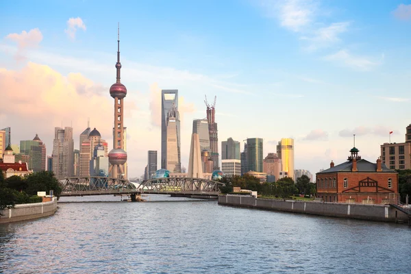 Shanghai in der Abenddämmerung — Stockfoto