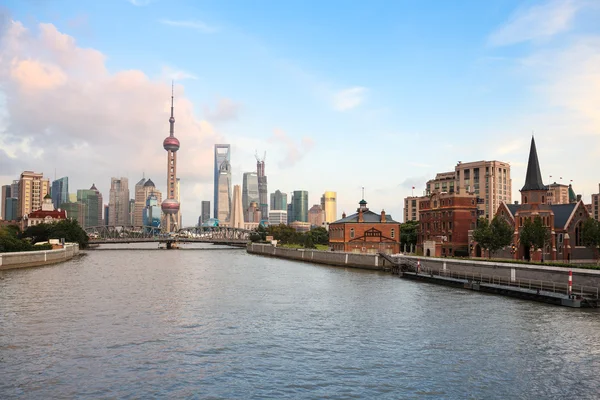 Shanghai in der Abenddämmerung — Stockfoto