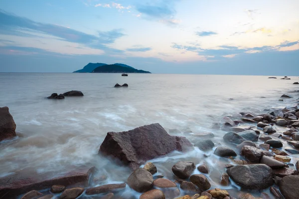 夕暮れ時に美しい小石のビーチ — ストック写真
