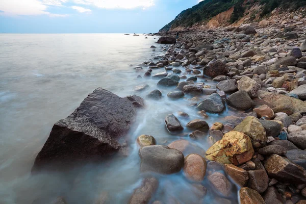 日没の石のビーチ — ストック写真