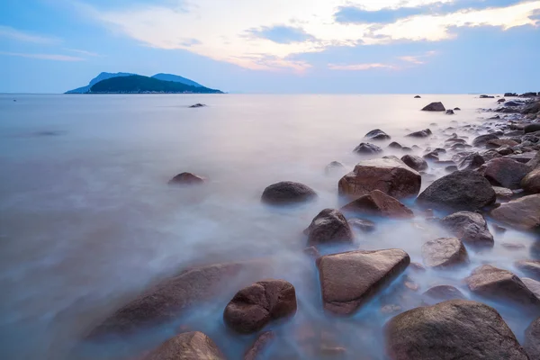 Krásná pláž při západu slunce — Stock fotografie