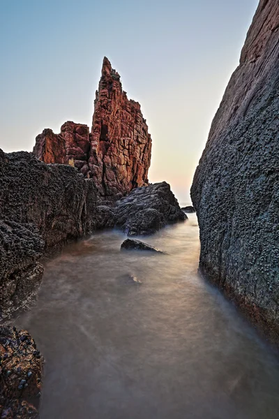 Скальный риф на рассвете — стоковое фото