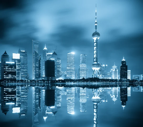 Shanghai skyline à noite — Fotografia de Stock