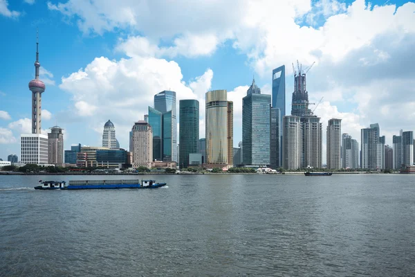 Shanghais skyline med lastfartyg — Stockfoto