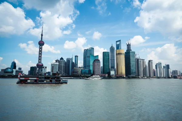 Skyline de Shanghai con crucero —  Fotos de Stock