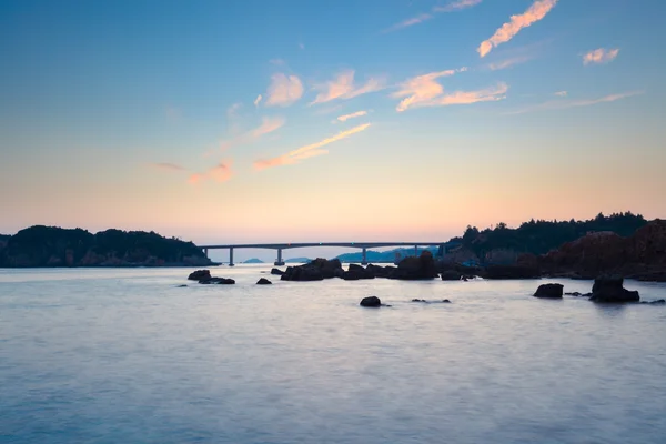 Kaunis auringonlasku merimaisemassa — kuvapankkivalokuva