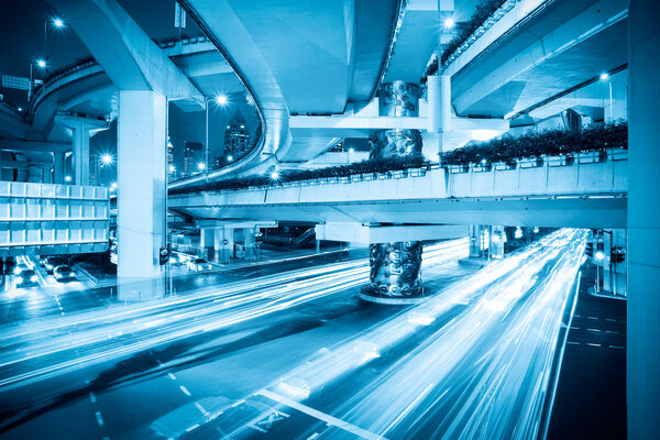 Легкие тропы под виадуком в час пик
