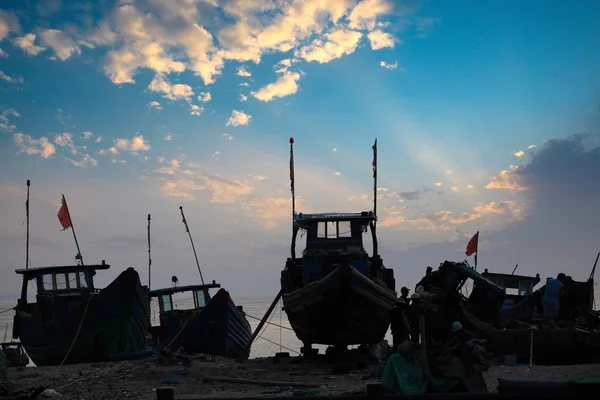 Barcos de pesca ao pôr do sol — Fotografia de Stock