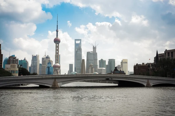 Shanghai skyline on the suzhou river — Stock Photo, Image