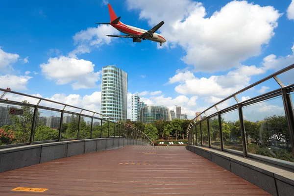 Vliegtuig en voetgangersbrug — Stockfoto