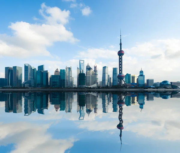 Skyline de Shanghai con reflexión durante el día —  Fotos de Stock