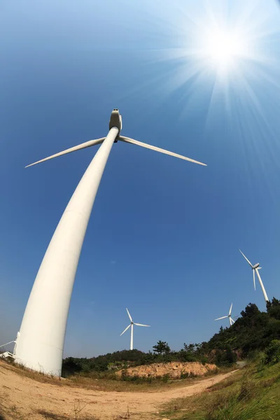 Turbinas eólicas sob o céu azul — Fotografia de Stock